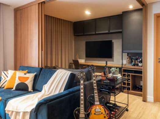 Descubra um apartamento onde o design contemporâneo encontra a funcionalidade inteligente no coração