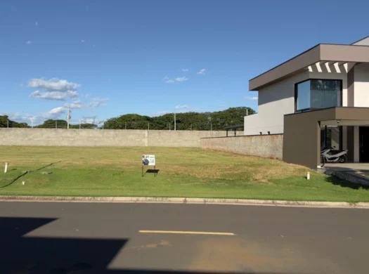 **Terreno dos Sonhos no Coração da Reserva Santa Izabel** Imagine construir sua casa dos sonhos em