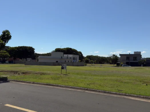 Descubra a oportunidade perfeita para construir a casa dos seus sonhos no Reserva Santa Izabel, um d