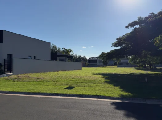 Terreno Premium com Árvores Centenárias