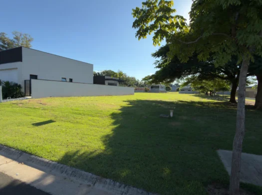 Terreno Premium com Árvores Centenárias